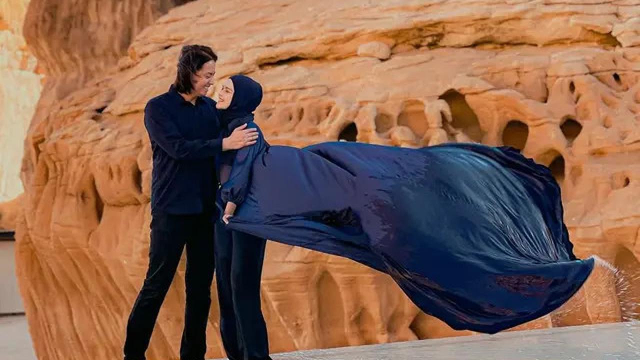 6 Gaya Keluarga Good Looking Roger Danuarta dan Cut Meyriska Lakoni Pemotretan di Al Ula, Kompak Serba Biru