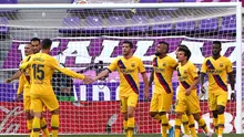 Pemain Barcelona merayakan gol Arturo Vidal saat melawan Real Valldolid (AFP)