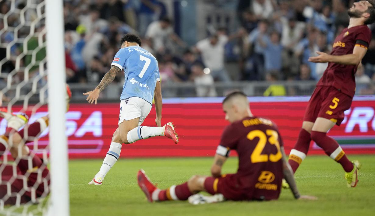Pada babak kedua di menit ke-63 Lazio unggul 3-1. Melalui serangan balik, Felipe Anderson yang menerima umpan Ciro Immobile berhasil menaklukkan kiper AS Roma, Rui Patricio. (AP/Andrew Medichini)