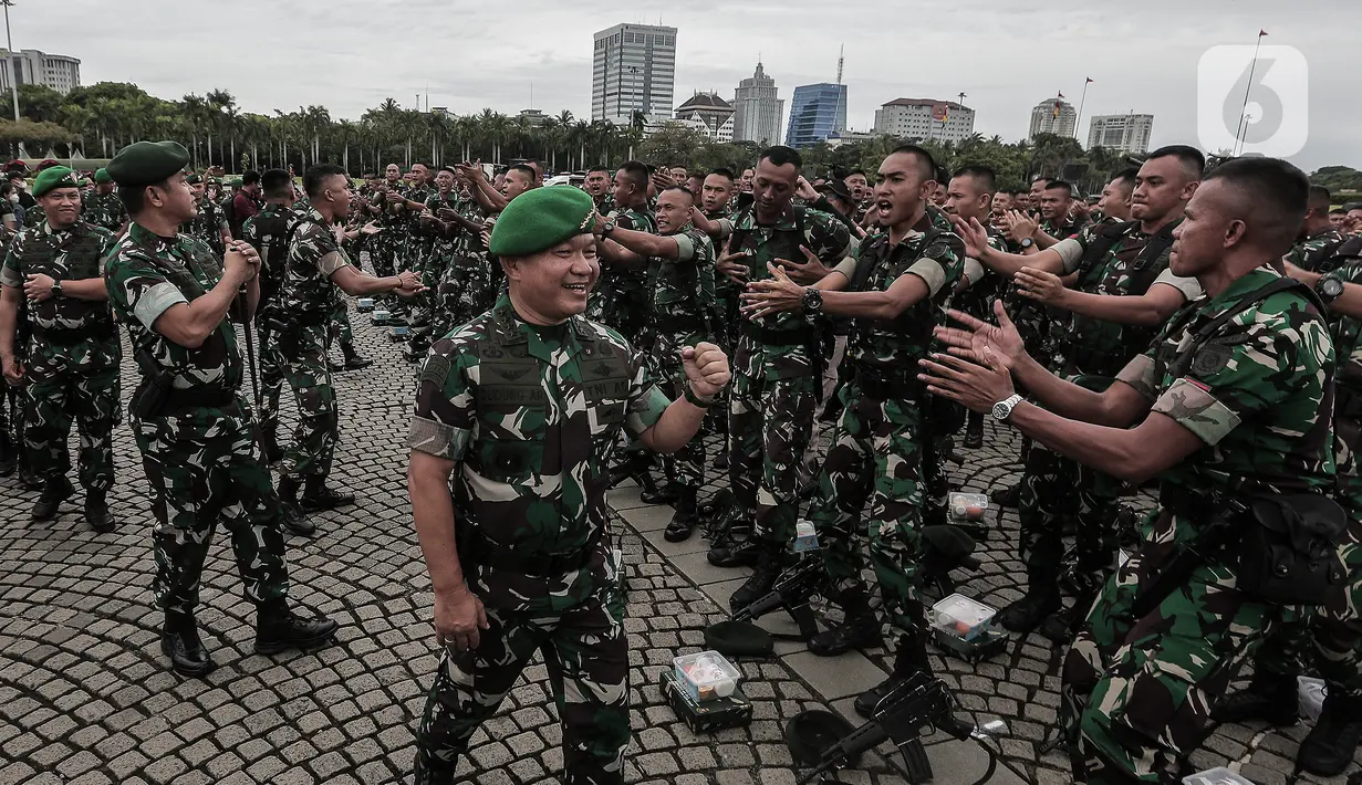 Kepala Staf Angkatan Darat (KSAD) Jenderal TNI Dudung Abdurachman (tengah) menyapa pasukan saat memimpin Apel Gelar Kesiapsiagaan TNI Angkatan Darat di Lapangan Monumen Nasional (Monas), Jakarta Pusat, Rabu (26/10/2022). Dalam apel tersebut KSAD menekankan enam hal yang harus menjadi perhatian khusus TNI AD. (Liputan6.com/Johan Tallo)