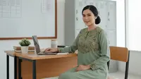 10 Model Gamis Batik Profesional untuk Guru, Nyaman Mengajar Seharian