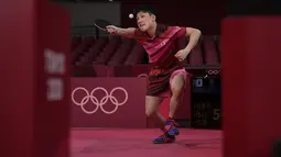 Atlet Jepang Tomokazu Harimoto melakukan servis saat bertanding melawan Lam Siu-hang dari Hong Kong dalam pertandingan putaran ketiga tunggal putra tenis meja di Olimpiade Musim Panas 2020 di Tokyo, Senin (26/7/2021). (AP Photo/Kin Cheung)