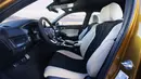 Integra Type S tidak mendapat jok sport seat seperti kepunyaan Civic Type R. Bangku mobil ini terlihat tebal dan nyaman dengan kombinasi material kulit dan alcantara. Tersedia dua pilihan warna interior, yaitu putih, hitam, dan merah. (Source: caranddriver.com)
