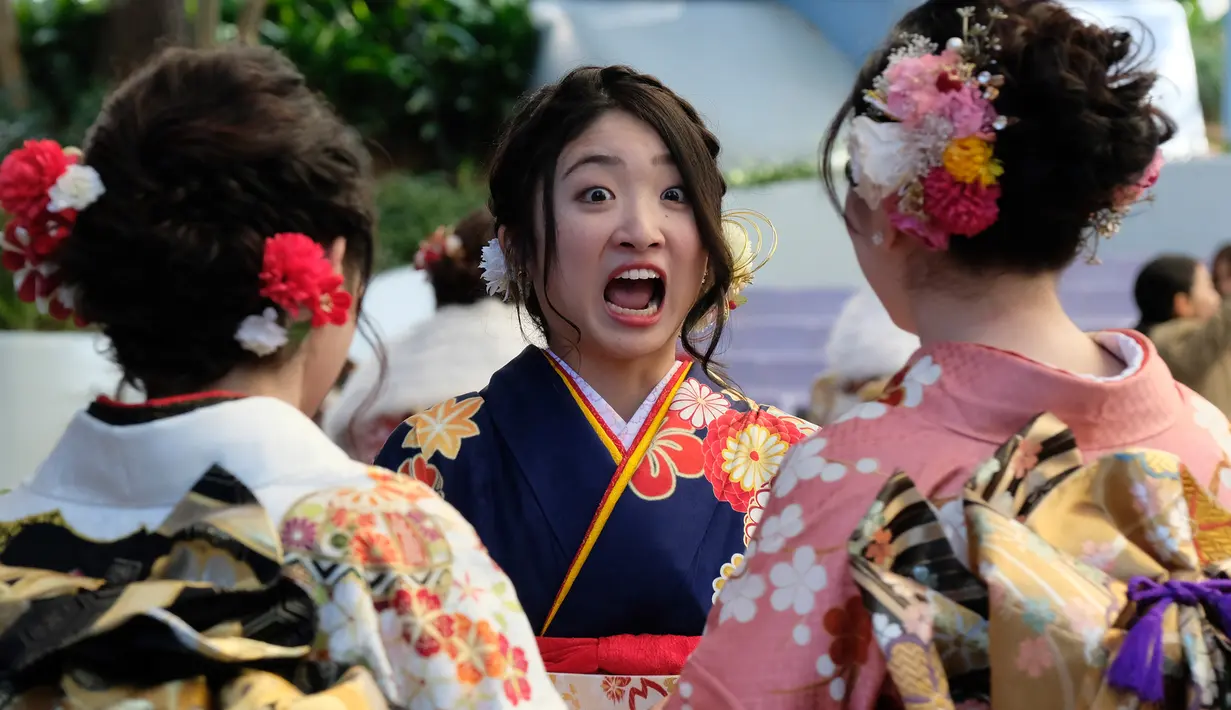 Sejumlah gadis Jepang mengenakan kimono berkumpul untuk upacara Coming of Age Day atau Hari Kedewasaan di Tokyo Disneyland, di Urayasu, Senin (13/1/2020). Coming of Age Day atau Hari Kedewasaan ini menandakan diperbolehkannya merokok, mengonsumsi alkohol dan mengikuti Pemilu. (Kazuhiro NOGI/AFP)