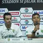 Asisten pelatih Persebaya Sugiantoro mensyukuri hasil yang diraih timnya. (Huyogo Simbolon)