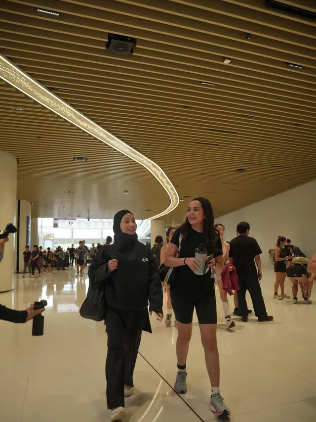 Nikita Willy Ikut HYROX di Hong Kong pakai baju serba hitam oversize. [@nikitawillyofficial94]