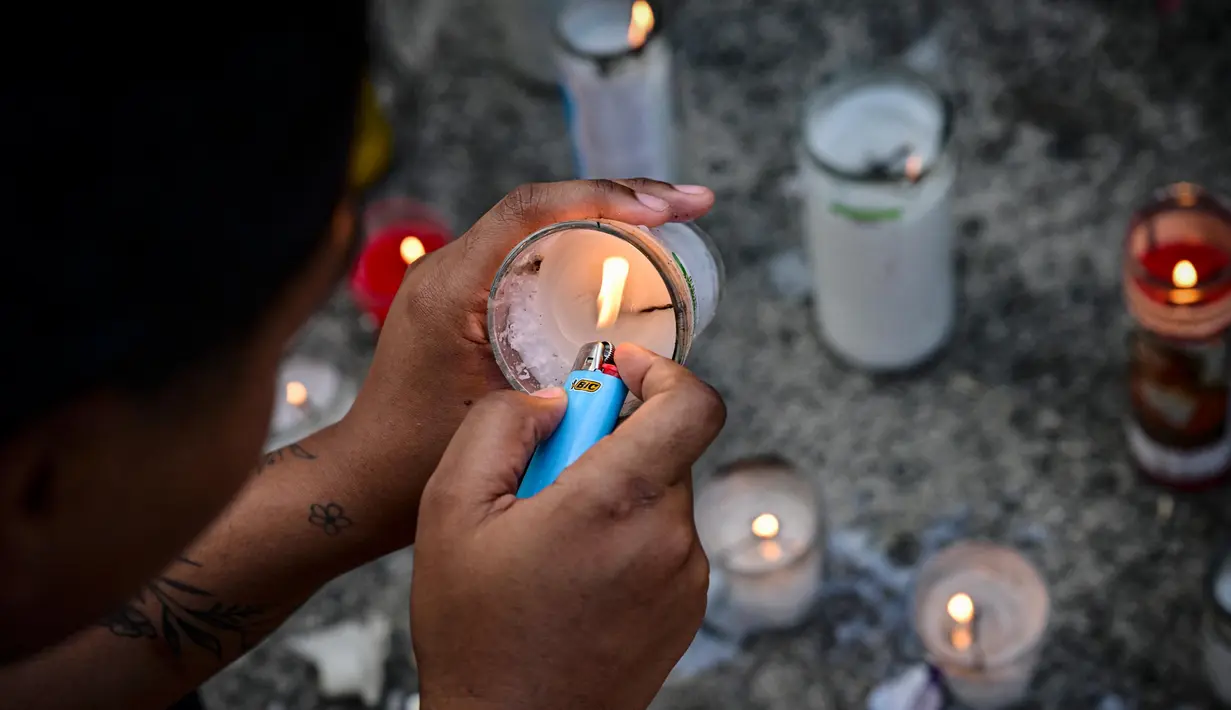 Insiden mengerikan ini terjadi di tengah keramaian pengunjung yang menikmati konser musik, melibatkan berbagai kalangan mulai dari politisi, atlet, hingga warga biasa. (MARTIN BERNETTI/AFP)