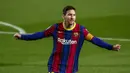 Penyerang Barcelona, Lionel Messi melakukan selebrasi setelah mencetak gol ke gawang Getafe pada pertandingan lanjutan La Liga Spanyol di di stadion Camp Nou di Barcelona, Spanyol, Jumat (23/4/2021). Messi mencetak dua gol dan mengantar Barcelona menang telak atas Getafe 5-2. (AP Photo/Joan Monfort)