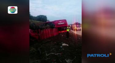 Menurut pengakuan penumpang, bus yang berangkat dari Pati, Jawa Tengah menuju Jakarta itu setidaknya telah tiga kali berhenti di bahu jalan 