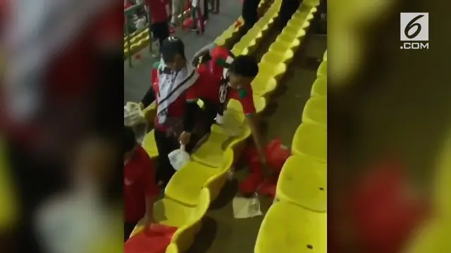 Aksi terpuji memungut sampah stadion dilakukan suporter Indonesia seusai pertandingan sepakbola antara Indonesia melawan Chinese Taipe dalam ajang Asian Games.