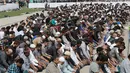 Umat muslim menunaikan salat Jumat di Hagley Park, Kota Christchurch, Selandia Baru, Jumat (22/3). Salat Jumat digelar di Taman Hagley yang terletak di seberang Masjid Al Noor yang menjadi salah satu lokasi insiden teror pada 15 Maret lalu (AP/Mark Baker)