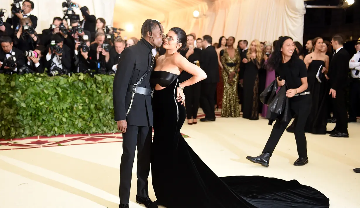 "Kris mencintai Travis dan menginginkan ia sebagai menantunya namun ia benar-benar ingin di sana menyaksikan pernikahan tersebut," lanjut sumber. (JASON KEMPIN  GETTY IMAGES NORTH AMERICA  AFP)