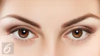 Kelopak mata kecil kerap menjadi alasan wanita untuk menghindari permainan warna di area tersebut. Begini tips-nya.