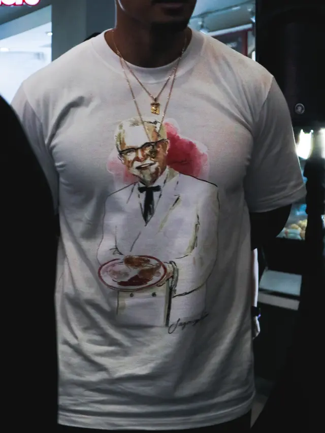 Ikon Colonel Sanders dalam kaos rancangan Sandalboyz
