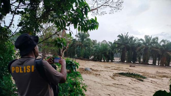 Jembatan Darurat di Agam Hanyut Tersapu Arus Sungai Batang yang Meluap, Warga Tak Bisa Pulang ke Rumah
