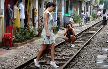 Pemilik Kafe Hanoi Didenda Rp4,8 Juta Karena Biarkan Turis Berfoto di Tengah Rel Kereta