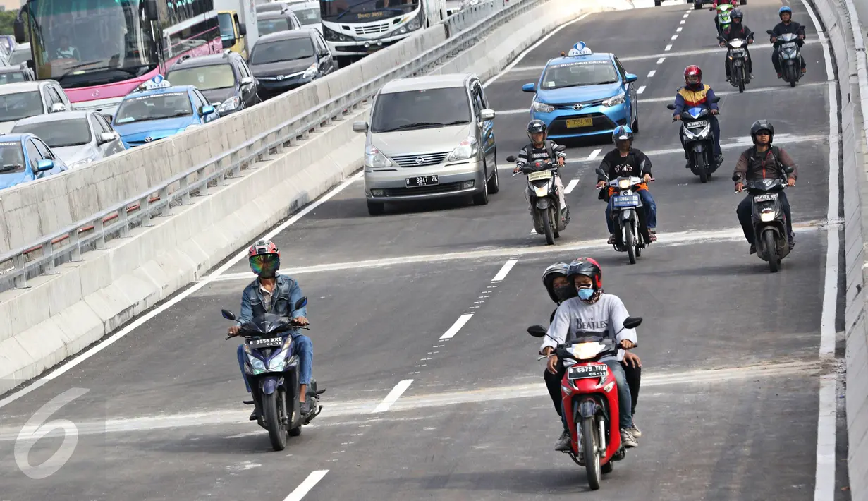 Kendaraan melintasi flyover Kuningan arah Semanggi di Jakarta, Rabu (30/12). Selesainya proyek flyover ini sangat dapat mengurai kemacetan di kawasan Kuningan. (Liputan6.com/Immanuel Antonius)