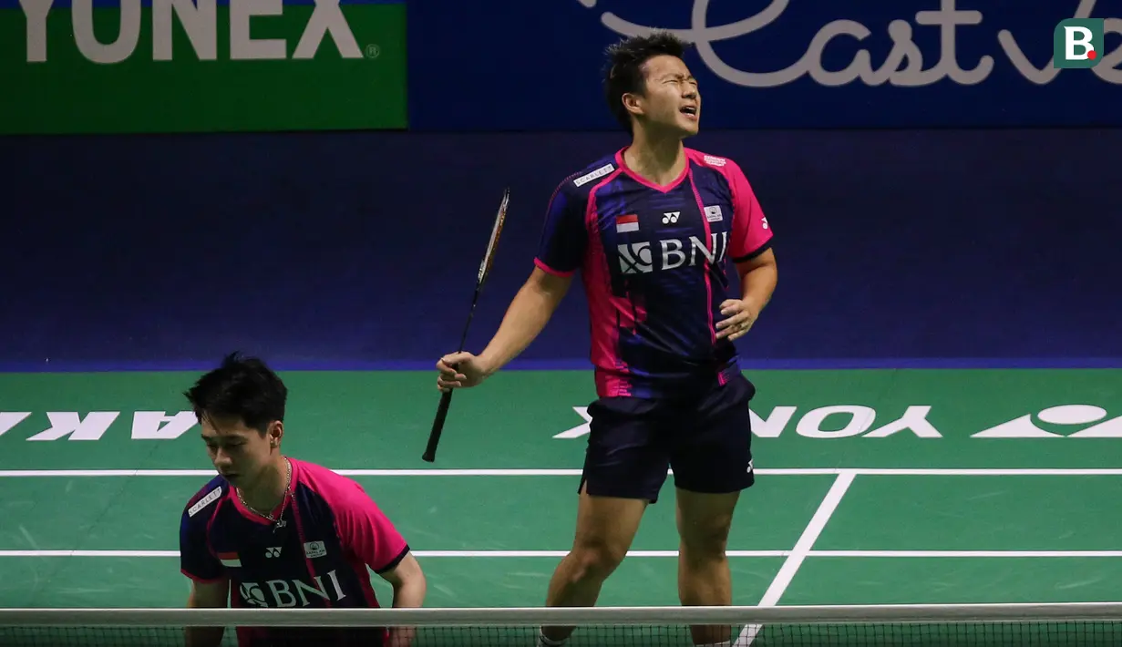 Ganda putra unggulan pertama, Marcus Fernaldi Gideon/Kevin Sanjaya Sukamuljo kalah dari ganda racikan baru Korea Selatan yang mulai menebar ancaman, Kang Min Hyuk/Seo Seung Jae dalam dua game langsung, 14-21, 12-21. (Bola.com/Bagaskara Lazuardi)
