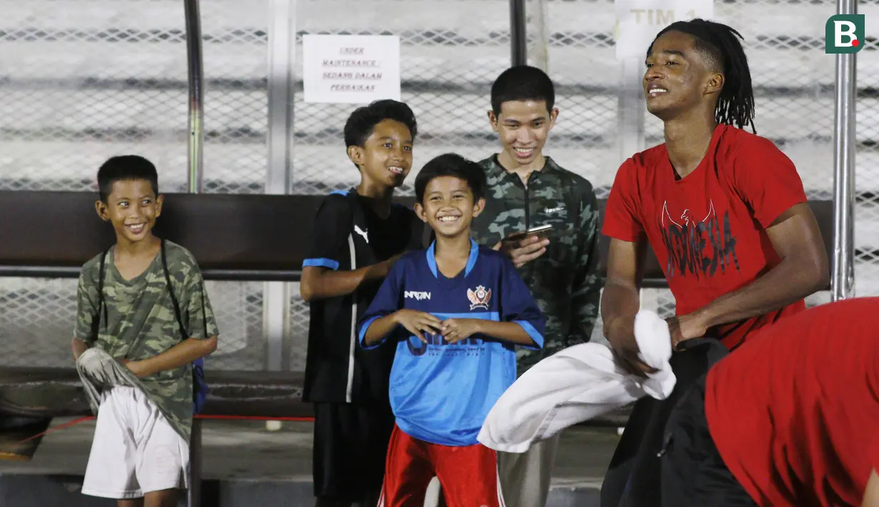 Fans cilik melihat pemain Timnas Indonesia U-19, Ronaldo Kwateh, berkemas usai melakukan latihan jelang Piala AFF U-19 2022 di Stadion Madya, Jakarta, Selasa (21/6/2022). (Bola.com/M Iqbal Ichsan)
