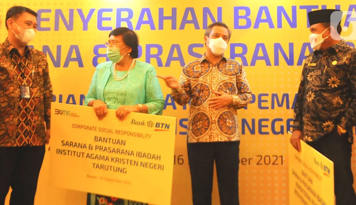 Wakil DIrut Bank BTN Nixon LP Napitupulu berbincang dengan Rektor IAKN Tarutung Lince Sihombing (kedua kiri) dan Kepala Kantor Kementerian Agama Kota Pematang Siantar M Hasbi (kanan), Deputi Regional Manager Bank BTN Kanwil Sumatera Sepmaedi Ananda (kiri) di Medan (16/09/2021). (Liputan6.com/HO/BTN)