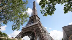 Menara Eiffel terlihat di Paris, Prancis, Kamis (18/6/2020). Menara Eiffel akan kembali dibuka pada 25 Juni mendatang. (Xinhua/Gao Jing)