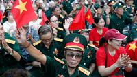 Warga memadati salah satu jalan di Hanoi, Vietnam, Selasa (2/9/2025), untuk menyaksikan parade militer memperingati 80 tahun kemerdekaan Vietnam. (Dok. Luong Thai Linh/Pool Photo via AP)