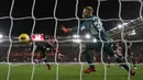 Kiper Liverpool, Adem Bogdan menghalau bola sepakan pemain Southampton Sadio Mane (tengah) pada laga perempat final Piala Liga Inggris di Stadion St. Mary's, Southampton, Kamis (3/12/2015) dini hari WIB. (AFP Photo/Adrian Dennis)