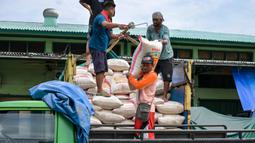 Mengacu tabel Harga Rata-Rata Komoditas Konsumen Badan Pangan Nasional (Bapanas) di wilayah Nasional pada hari ini Rabu 9 Juli 2025 pukul 15.30 WIB, harga beras premium berada di angka Rp15.935 per kilogram atau turun Rp21 (-0,13%) dibanding pada hari sebelumnya Selasa 8 Juli 2025. (BAY ISMOYO/AFP)