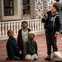 Sejumlah anak bersiap melaksanakan salat tarawih malam pertama Ramadan 1439 H di Masjid Nizamiye di Midrand, Johannesburg, Afrika Selatan (16/5). Masjid ini diresmikan oleh Presiden Afrika Selatan Jacob Zuma pada 4 Oktober 2012. (AFP Photo/Gulshan Khan)