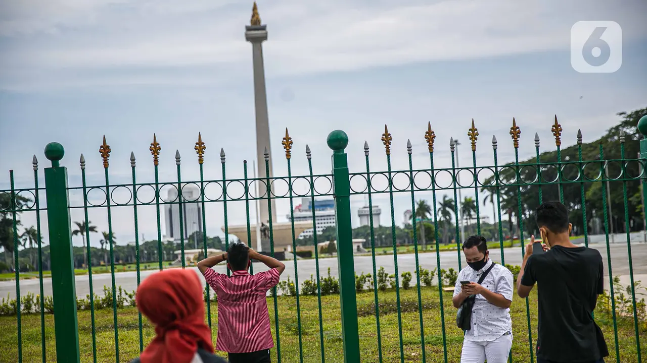 Meski Ditutup, Warga Tetap Kunjungi Monas saat Libur Tahun Baru