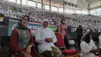 Gubernur Jatim, Khofifah Indar Parawansa saat bersama Ibunda Jokowi, Sujiatmi Notomihardjo. (Foto: Liputan6.com/Dian Kurniawan)