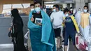 Warga yang dievakuasi dari Kabul, Afghanistan, berjalan melewati terminal sebelum menaiki bus setibanya di Bandara Internasional Washington Dulles, di Chantilly, Va., Rabu (25/8/2021). (AP Photo/Jose Luis Magana)