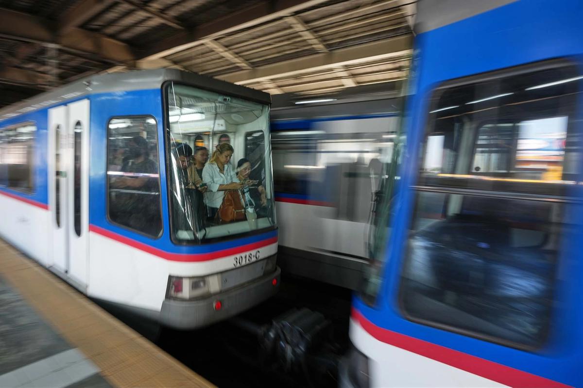 FOTO: Penumpang MRT Membludak Dampak Krisis BBM di Filipina