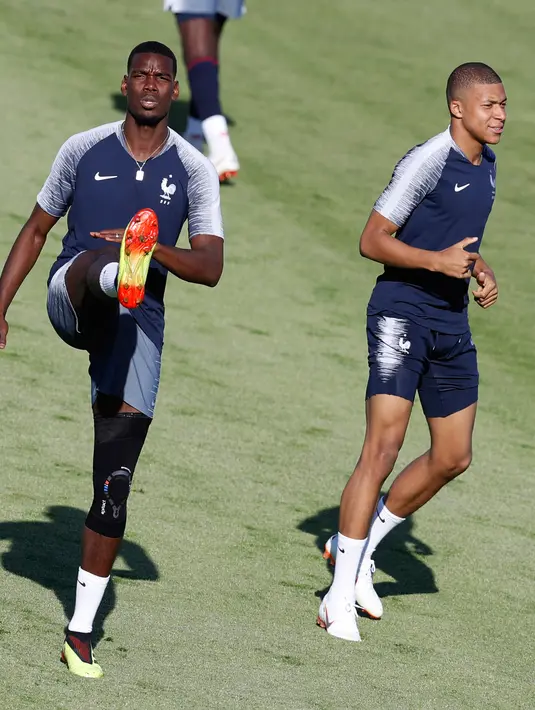 Pemain Prancis, Paul Pogba (kiri) dan Kylian Mbappe (kanan) melakukan pemanasan saat sesi latihan resmi jelang melawan Argentina dalam babak 16 besar Piala Dunia 2018 di Centralny Stadium di Kazan, Rusia, Jumat (29/6). (AP Photo/David Vincent)