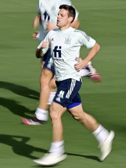 Bek Spanyol, Cesar Azpilicueta  melakukan pemanasan selama sesi latihan di Ciudad del Futbol di Las Rozas dekat Madrid (3/7/2021). Spanyol merengkuh tiket semifinal Euro 2020 usai menang 5-2 atas Swiss lewat babak penalti.  (AFP/Javier Soriano)