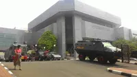 Tampak 1 unit barracuda dan 1 unit water cannon bersiaga tepat di depan pagar gedung DPRD DKI. (Liputan6.com/Ahmad Romadoni)