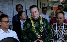 FOTO: Gaya Elon Musk Berkemeja Batik Hijau Resmikan Layanan Internet Starlink di Bali