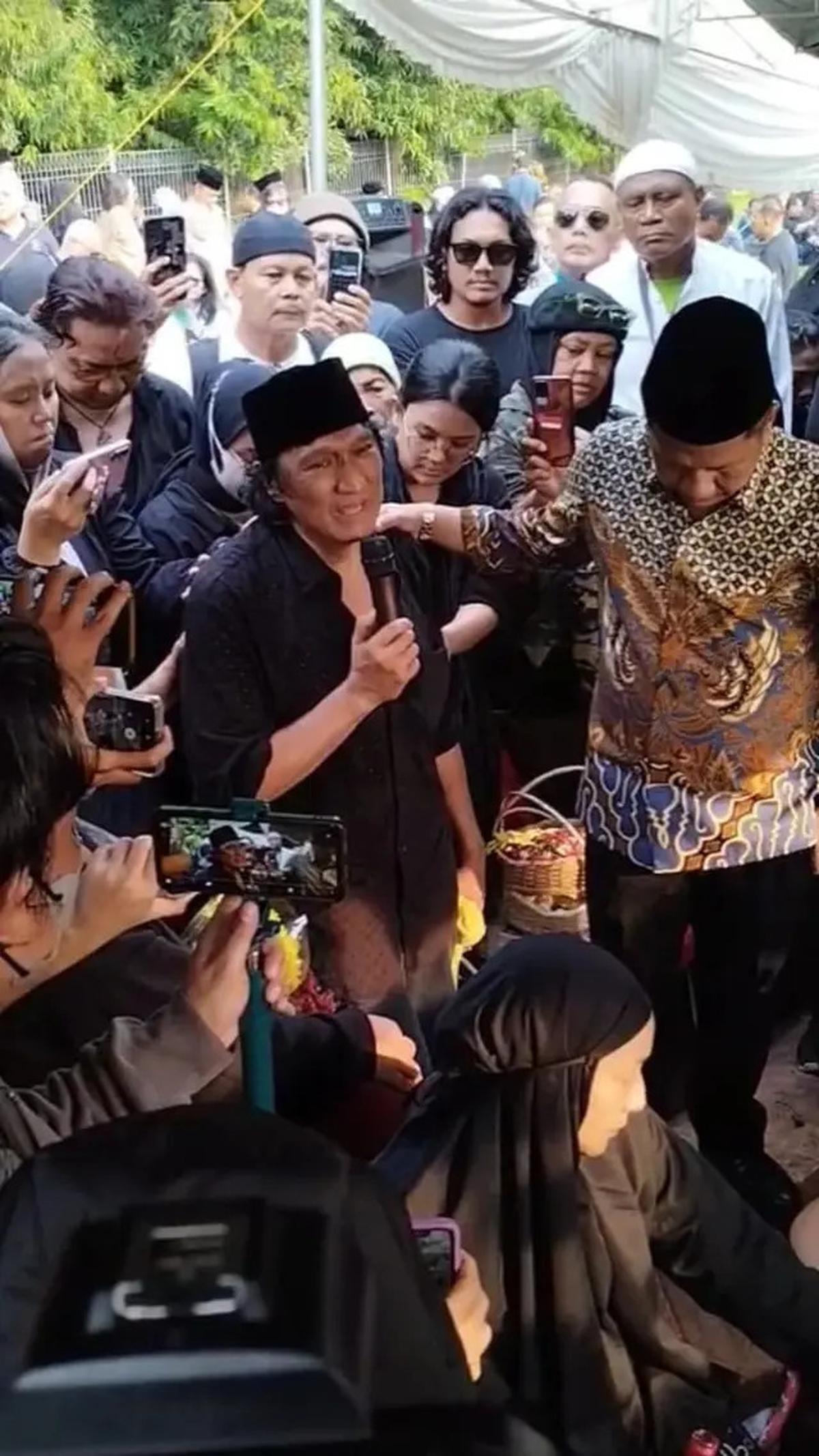 Tangis Ikang Fawzi Antar Jenazah Marissa Haque ke Peristirahatan Terakhir: I Love You, Forever