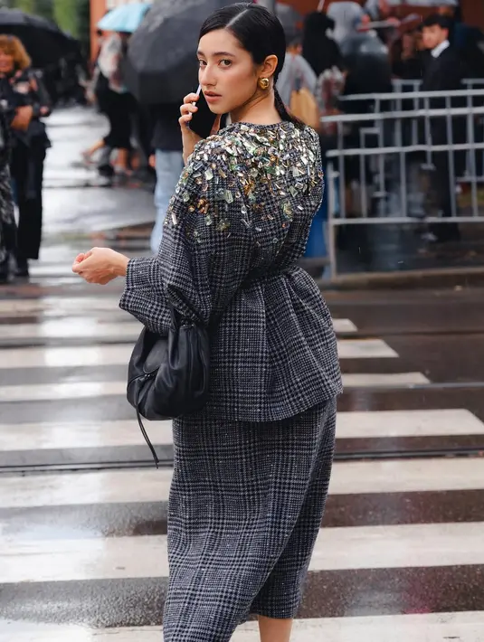 Lengkapi busananya, Ameera Khas jinjing tas Fendy Spy Small hitam seharga Rp45,3jutaan [@littlemisskhan]