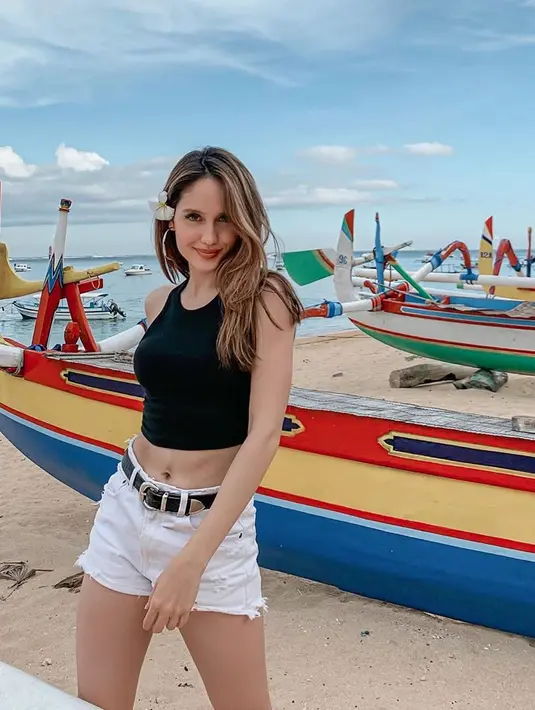 "Aku dari dulu diajarin kita nggak boleh nyesel, karena tiap kesalahan, kegagalan itu harusnya jadinya experience buat kita untuk jadi lebih mature, lebih baik. So pertanyaan ini susah untuk dijawab," ungkap Cinta Laura. (Instagram/claurakiehl)