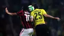 Striker AC Milan, Carlos Bacca, duel udara dengan bek Borussia Dortmund, Sokratis pada turnamen pramusim ICC 2017 di Stadion Tianhe, Guangzhou, Selasa (18/7/2017). Borussia Dortmund menang 3-1 atas AC Milan. (EPA/Aleksandar Plavevski)
