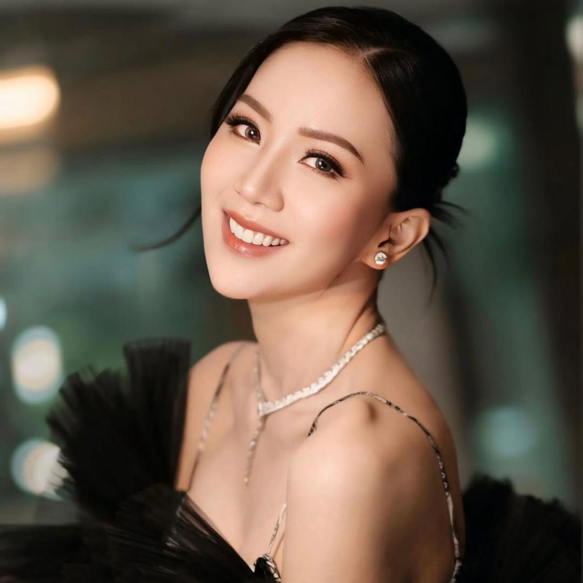 7 Potret Agnes Jennifer Tampil Stunning dengan Fashion Uniknya, Netizen: Gayung Lope Lewat