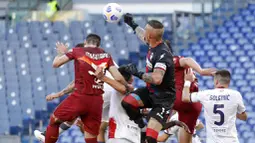 Kiper Crotone, Alex Cordaz, meninju bola saat melawan AS Roma pada laga Liga Italia di Stadion Olimpico, Senin (10/5/2021). AS roma menang dengan skor 5-0. (AP/Gregorio Borgia)