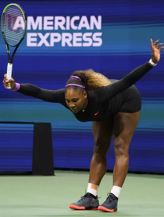 Petenis Amerika Serikat, Serena Williams memberikan isyarat saat berhadapan dengan petenis Ukraina, Elina Svitolina pada babak semifinal AS Terbuka 2019 di USTA Billie Jean King National Tennis Center, Rabu (5/9/2019). Serena menang tanpa kesulitan dua set langsung, 6-3, 6-1. (Timothy A. CLARY/AFP)