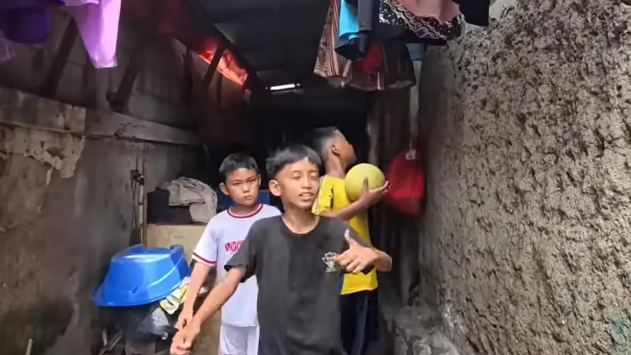 Kampung Tongkol di Jakarta, Siang Bolong Gelap Gulita Warga Wajib Nyalakan Bohlam
