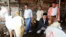 Bakal calon Gubernur Jakarta, Ridwan Kamil didampingi tokoh Betawi, Bang Idin saat melakukan blusukan ke Pasar Kambing Tanah Abang, Jakarta Pusat, Minggu (15/9/2024). (merdeka.com/Arie Basuki)