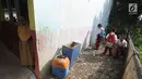 Murid-murid buang air kecil di pojokan sekolah di SDN Kertajaya 2, Rumpin, Bogor, Senin (22/7/2019). Sudah lebih dari tiga tahun mereka belajar  pada fasilitas yang minim. (merdeka.com/Arie Basuki)