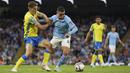<p>Pemain Nottingham Forest, Remo Freuler berusaha merebut bola dari pemain Manchester City Phil Foden pada pertandingan lanjutan Liga Inggris di Stadion Etihad di Manchester, Inggris, Kamis (1/9/2022). Manchester City menang besar atas Nottingham Forest 6-0. (AP Photo/Dave Thompson)</p>