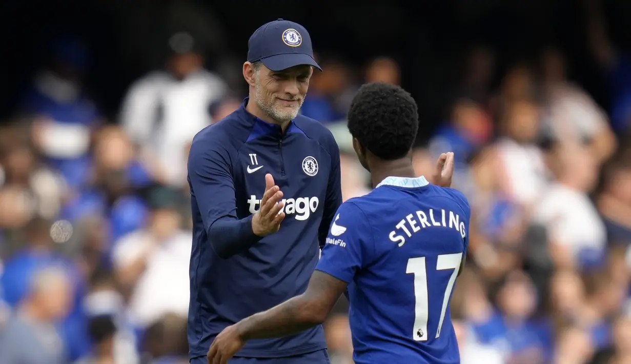 Pelatih Chelsea, Thomas Tuchel merayakan kemenangan dengan Raheem Sterling usai bertanding melawan West Ham pada pertandingan lanjutan Liga Inggris di Stadion Stamford Bridge di London, Sabtu (3/9/2022). Chelsea menang tipis atas West Ham dengan skor 2-1. (AP Photo/Kirsty Wigglesworth)