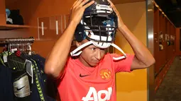 Komentar Luke Shaw : Ini Jesse Lingard mencoba salah satu helm Seattle Seahawks, salah satu perlengkapan pemain American Football yang luar biasa. Sesuatu yang hebat juga bisa bertemu dua orang pemain mereka minggu ini. (ManUtd.com)